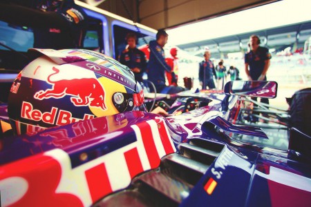 Detonáció Vettel Red Bulljában: motorcsere az RB10-ben, régi egységet kap a bajnok