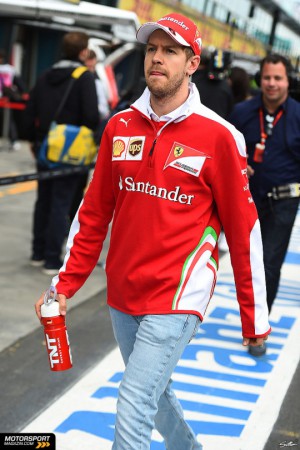 Vettelnek annyi ideje volt, hogy életében először még át is öltözött az időmérő végén!